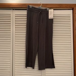 NWT Lululemon soft ambition crop. Size 8